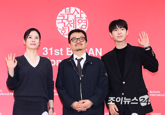 배우 김현주-연상호 감독-배우 배현성이 10일 부산 해운대구 영화의전당에서 열린 제31회 부산국제영화제 '실낙원' 기자회견에 참석하고 있다. [사진=정소희 기자]