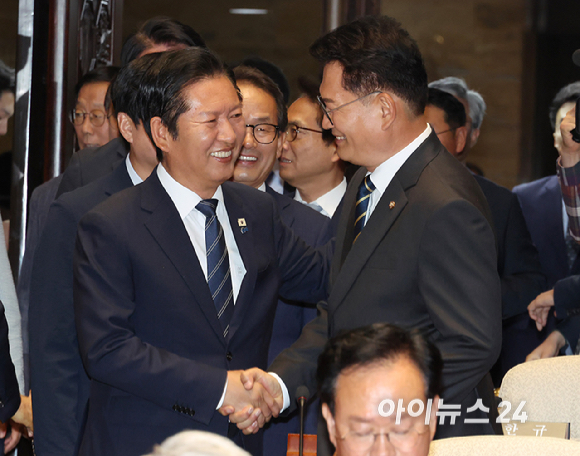 더불어민주당 정청래 당대표와 송영길 의원이 11일 서울 여의도 국회에서 열린 의원총회에서 악수를 하고 있다. [사진=곽영래 기자]
