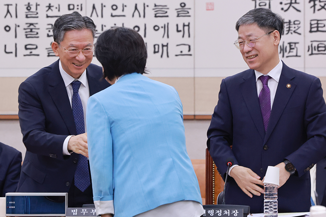 29일 국회에서 열린 법제사법위원회 전체회의에서 국민의힘 법사위원들이 검사의 보완수사권 폐지를 골자로 한 형사소송법 개정안 처리에 반대하며 퇴장하고 있다. 2026.7.29 [사진=연합뉴스]