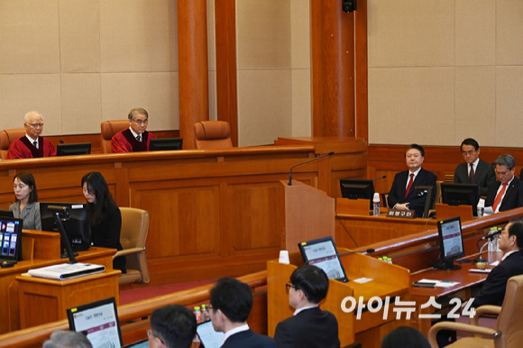 6일 오전 서울 종로구 헌법재판소에서 윤석열 대통령 탄핵심판 6차 변론이 열리고 있다. [사진=사진공동취재단]