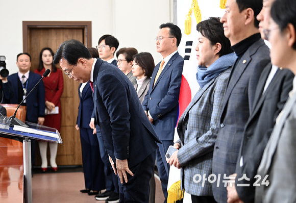 송언석 국민의힘 원내대표가 3일 서울 여의도 국회에서 기자회견을 마친 뒤 고개 숙여 인사하고 있다. [사진=곽영래 기자]