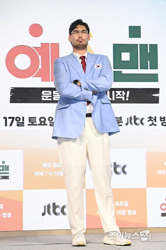 전 농구선수 하승진이 14일 서울 여의도 페어몬트 앰배서더 서울에서 열린 JTBC 신규 예능 '예스맨' 제작발표회에서 포즈를 취하고 있다. [사진=곽영래 기자]