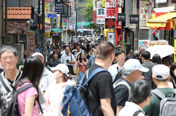 서울 중구 명동거리가 인파로 북적이고 있다. [사진=연합뉴스]