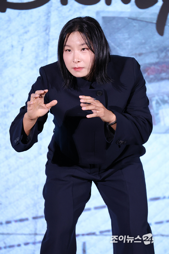 배우 이종혁의 아들 이준수, 가수 지지원, 양다일, 아나운서 박지민, 유튜버 말왕, 전 야구선수 황재균, 현정완 PD, 유튜버 빠니보틀, 레슬링선수 장은실, 유튜버 김똘똘, UDT 출신 미술작가 육준서, 배우 윤상현이 28일 오전 서울 구로구 신도림동 더세인트에서 진행된 디즈니+ 오리지널 예능 '술래게임' 제작발표회에 참석해 포즈를 취하고 있다. [사진=문수지 기자]