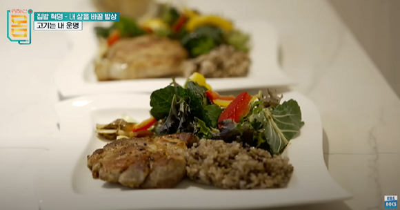 지난 10일 방영된 EBS '귀하신 몸' 5회 '집밥 혁명-내 삶을 바꿀 밥상'에선 당뇨 위험에 노출돼 있는 사람들의 밥상을 점검하고 문제점을 지적했다. 사진은 김미경씨와 김나윤씨의 밥상. [사진=EBS 영상 캡처]