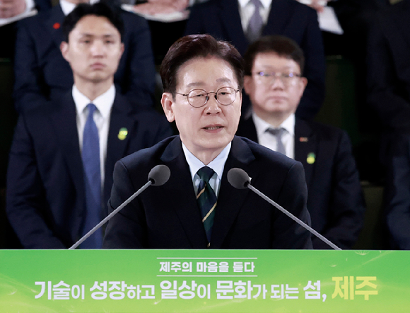 이재명 대통령이 30일 제주한라대학교 한라컨벤션센터에서 열린 타운홀미팅 '제주의 마음을 듣다'에서 발언하고 있다. 2026.3.30 [청와대통신사진기자단] [사진=연합뉴스]