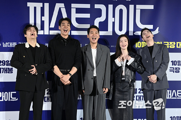 배우 강하늘, 김영광, 남대중 감독, 배우 한선화, 강영석이 25일 서울 용산구 CGV 용산아이파크몰점에서 열린 영화 '퍼스트 라이드'(감독 남대중) 제작보고회에 참석해 포즈를 취하고 있다. [사진=문수지 기자]
