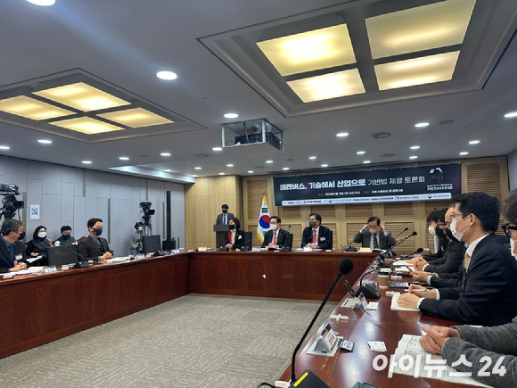 한국소프트웨어산업협회(KOSA)는 허은아 의원(국민의 힘)과 19일 오전 10시 국회 의원회관 제 1세미나실에서 '메타버스, 기술에서 산업으로-기반 법 제정 토론회'를 개최했다. [사진=박진영 기자]