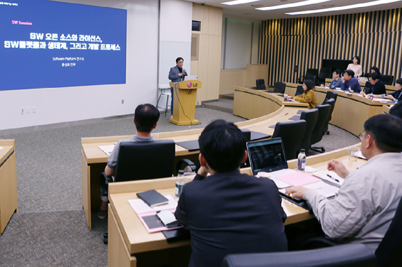 홍성표 LG전자 CTO부문 소프트웨어플랫폼연구소장이 지난 26일 '미래기술 세미나' 강연자로 나서 임원들을 대상으로 소프트웨어 교육을 진행하고 있다. [사진=LG전자]