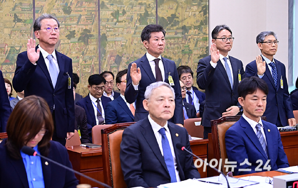 정몽규 대한축구협회장이 24일 오후 서울 여의도 국회 문화체육관광위원회 문화체육관광부 및 국가유산청 및 소속기관 산하 공공기관 및 유관기관종합 국정감사에서 증인 선서를 하고 있다. [사진=곽영래 기자]