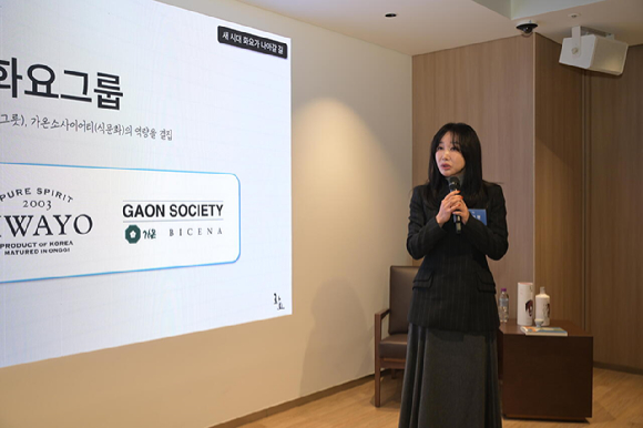 조희경 화요 대표가 지난 1일 경기도 여주시 화요 제2공장에서 열린 '화요 창립 22주년 기자간담회'에서 그룹 비전을 설명하고 있다. [사진=화요그룹]