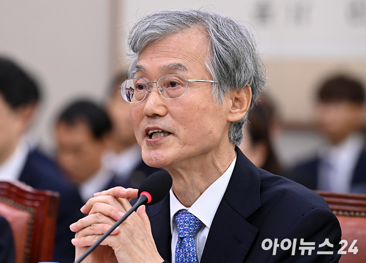 조희대 대법원장이 6일 서울 여의도 국회에서 열린 국회 법제사법위원회의 대법원 등 국정감사에서 의원 질의에 답변하고 있다. [사진=곽영래 기자]