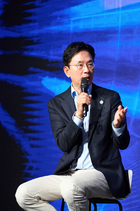 강이구 코오롱베니트 대표가 30일 서울 드래곤시티 호텔서 열린 '코오롱 베니트 AX 부스트 서밋 2025'에서 기조연설을 하고 있다. [사진=코오롱베니트]