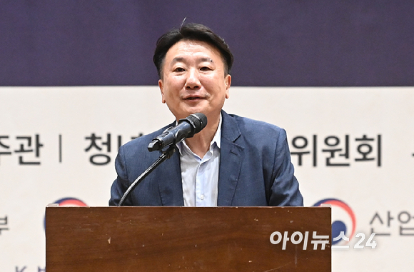 정현곤 청년과미래 이사장이 9일 서울 여의도 국회 의원회관에서 열린 제10회 대한민국 청년의날 축제 조직위원 위촉식 & 시상식에서 개최사를 하고 있다. [사진=곽영래 기자]