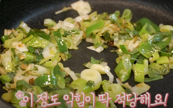  볶음밥도 조리법과 재료를 바꾸면 다이어트식이 될 수 있다. 사진은 홍윤화가 만든 두부새우볶음밥. [사진=유튜브 @홍윤화 김민기 꽁냥꽁냥]