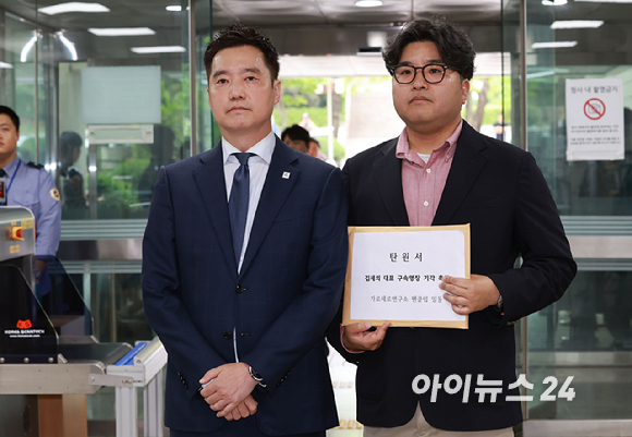 배우 김수현의 명예를 훼손한 혐의를 받는 김세의 가로세로연구소 대표가 26일 오전 서울 서초구 서울중앙지방법원에서 열린 구속 전 피의자 심문(영장실질심사)에 출석하고 있다. [사진=사진공동취재단]