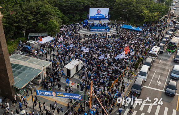 이재명 더불어민주당 후보의 유세가 열리는 28일 오후 서울 성동구 왕십리역 광장 유세장에 지지자들이 운집해 있다. [사진=곽영래 기자]