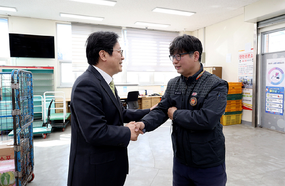 박인환 우정사업본부장(왼쪽)이 지난 7일 전북 군산대야우체국을 방문해 가스폭발로 추정되는 사고 현장에서 시민 생명을 구한 한상근 집배원의 선행을 칭찬하고 있다. [사진=우정사업본부]