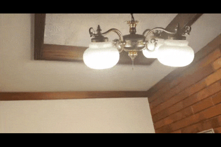 동일본 대지진이 발생한 직후인 지난 2011년 3월 15일 일본 미야기현 게센누마에서 이재민들이 폐허 속에 묻힌 자신의 집을 바라보는 모습. [사진=교도/연합뉴스]