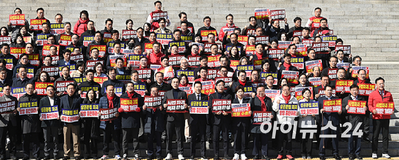 국민의힘 장동혁 대표와 송언석 원내대표 등 의원들이 3일 서울 여의도 국회 본관 앞에서 열린 사법독립 헌정수호를 위한 대국민 호소 국민대장정 규탄대회에서 규탄 구호를 외치고 있다. [사진=곽영래 기자]