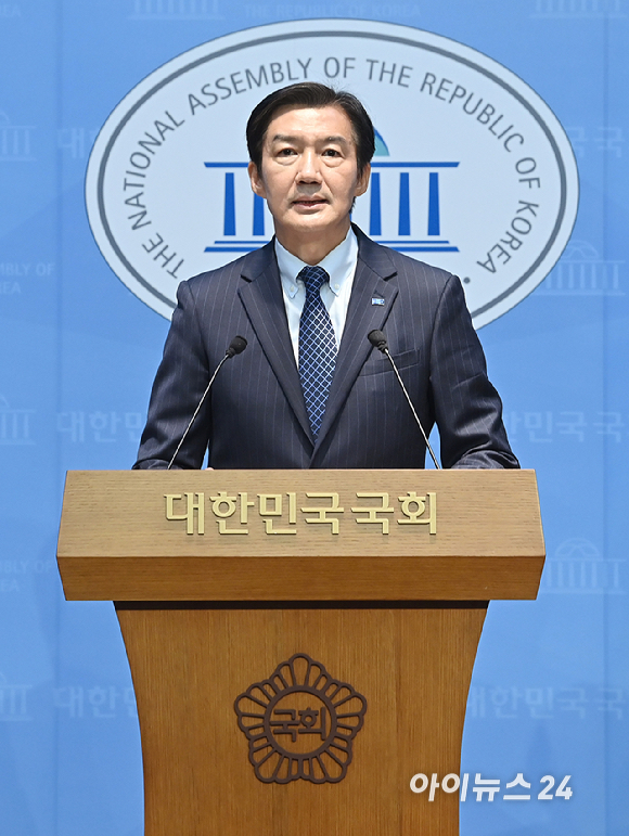 조국 조국혁신당 평택을 국회의원 후보가 20일 서울 여의도 국회 소통관에서 기자화견을 하고 있다. [사진=곽영래 기자]