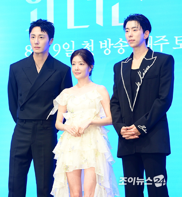 배우 정일우-정인선-윤현민이 6일 오후 서울 신도림 더세인트 그랜드 볼룸에서 열린 KBS2 새 주말드라마 '화려한 날들' 제작발표회에 참석하고 있다. [사진=정소희 기자]