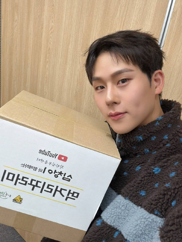 몬스타엑스 주헌이 공양미 300석을 기부했다. [사진=유튜브 채널 '낙타전용도로' 화면 캡처]