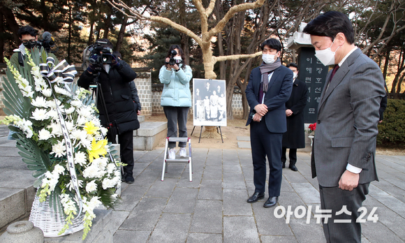 안철수 국민의당 대선후보가 24일 서울 강남구 도산공원 도산 안창호기념관을 찾아 참배하고 있다. [사진=국회사진취재단]