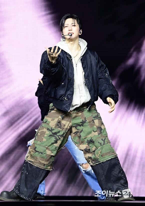 그룹 앤팀 후마가 28일 오후 서울 용산구 한남동 블루스퀘어에서 열린 &TEAM(앤팀) 한국 데뷔 앨범 미니 1집 'Back to Life'(백 투 라이프)발매 기념 쇼케이스에 참석해 멋진 무대를 선보이고 있다. [사진=정소희 기자]