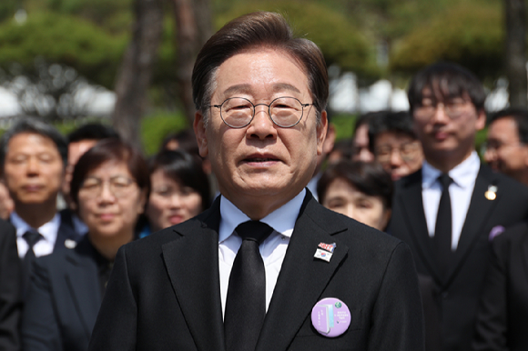 더불어민주당 이재명 대선후보가 18일 광주광역시 북구 국립 5&middot;18민주묘지에서 열린 5&middot;18민주화운동 45주년 기념식에 참석한 뒤 취재진과 만나 이날 발표한 개헌 관련 입장에 대한 질문에 답하고 있다. 2025.5.18 [공동 취재] [사진=연합뉴스]