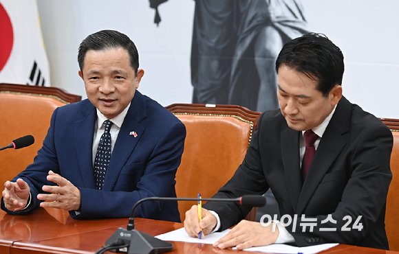 다이 빙 주한중국대사가 21일 서울 여의도 국회에서 장동혁 국민의힘 대표를 예방해 인사말을 하고 있다. [사진=곽영래 기자]