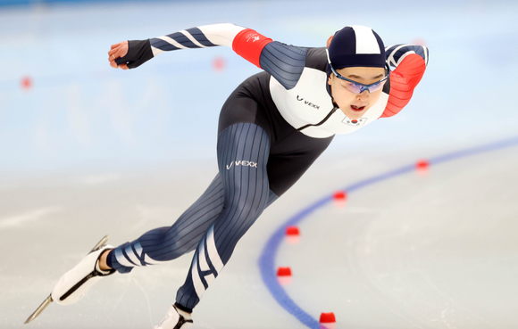 이상화에 이어 한국 여자 단거리 스피드 스케이팅 간판스타로 꼽히고 있는 김민선이 2022-23시즌 월드컵 대회 500ｍ에서 개인 첫 금메달을 목에 걸었다. [사진=뉴시스]