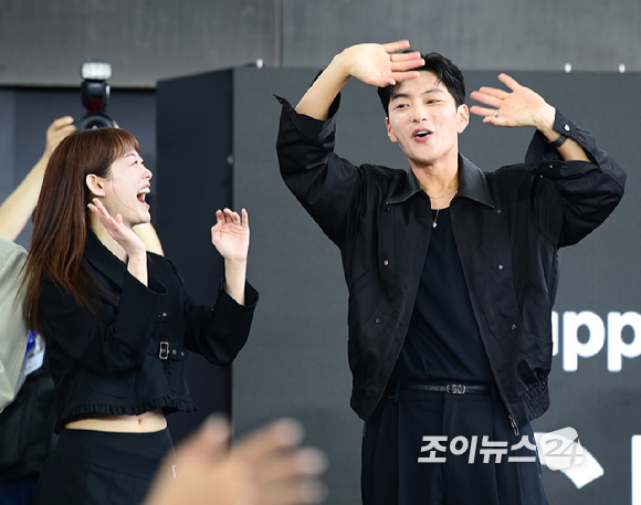 배우 전소니-이유미-장승조-이무생이 19일 오후 부산광역시 해운대구 우동 영화의 전당에서 열린 제30회 부산국제영화제(BIFF) '당신이 죽였다' 야외무대인사 행사에 참석하고 있다. [사진=정소희 기자]
