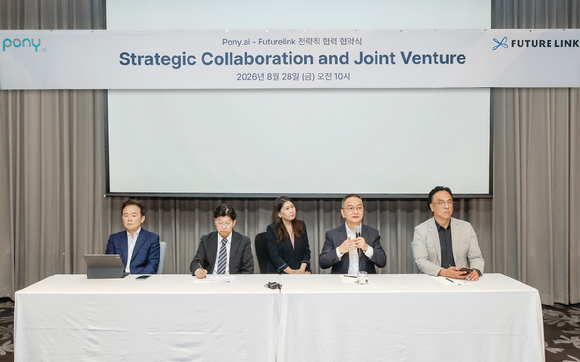 남경필 퓨처링크&middot;포니링크 회장(왼쪽부터)과, 제임스 펑(James Peng) Pony.ai 공동창업자 겸 CEO, 차두원 퓨처링크 대표이사 지난 28일 서울 여의도 콘래드 서울에서 전략적 협력 협약식을 체결하고 있다. [사진=한국자동차기자협회]