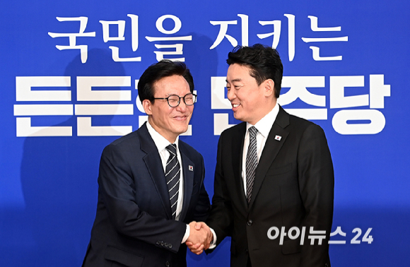 김민석 더불어민주당 신임 당대표가 18일 서울 여의도 국회에서 강훈식 대통령 비서실장을 접견하고 있다. [사진=곽영래 기자]