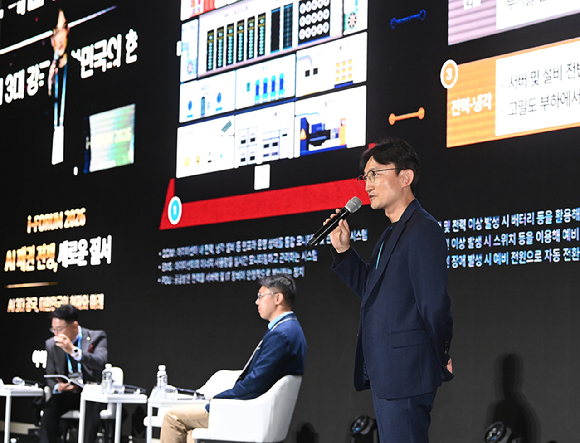 종합경제미디어 아이뉴스24의 대표 지식 컨퍼런스 '아이포럼 2026'이 22일 서울 용산구 서울드래곤시티 한라홀에서 'AI 패권 전쟁, 새로운 질서: AI 3대 강국, 대한민국의 현재와 미래'를 주제로 열린 가운데 조정민 SK텔레콤 AI DC통합추진단 사업담당이 'AI시대 데이터센터 패러다임 전환과 SK의 AI DC 전략'이라는 주제로 발표하고 있다. [사진=곽영래 기자]