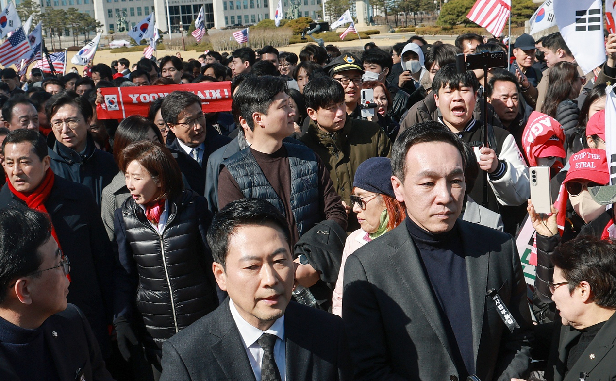 국민의힘 장동혁 대표와 의원들이 3일 서울 여의도 국회에서 '사법독립 헌정수호를 위한 대국민 호소 국민대장정 규탄대회' 출정식을 마치고 청와대로 향하고 있다. [사진=곽영래 기자]