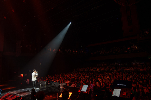 가수 조관우가 30주년 콘서트 'The Memories 관우에게 광호가'에서 무대를 선보이고 있다. [사진=윤스토리엔터테인먼트]