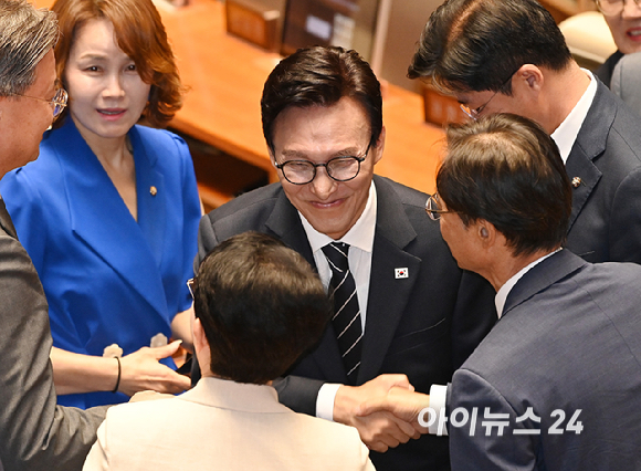 김민석 더불어민주당 대표가 7일 서울 여의도 국회에서 열린 제439회국회(정기회) 제3차 본회의에서 교섭단체 대표연설을 마친 뒤 의원들과 악수를 하고 있다. [사진=곽영래 기자]