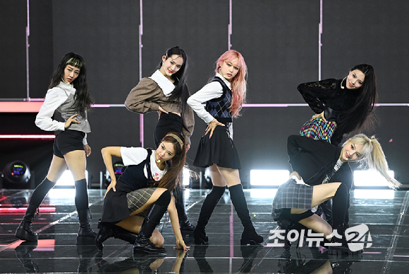 그룹 버가부가 22일 오후 서울 마포구 상암동 SBS 프리즘 타워에서 열린 데뷔 쇼케이스 '프릭 오어 버가부'(PRICK or bugAboo)에서 멋진 무대를 선보이고 있다.