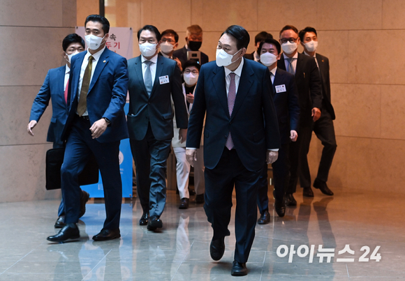 윤석열 대통령 당선인이 25일 오전 경기도 성남시 분당구 SK바이오사이언스에서 열린 코로나19 백신 개발 현장 간담회를 마친 후 직원들과 인사를 하고 있다. [사진=김성진 기자]