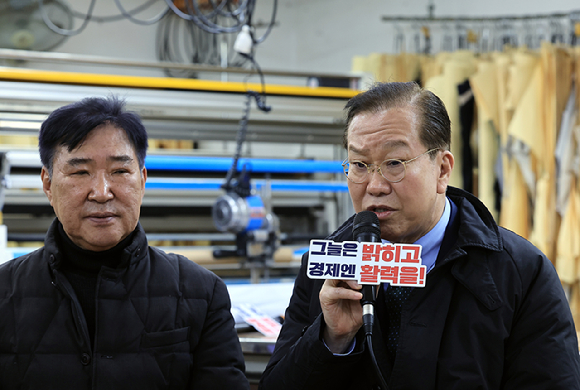 국민의힘 권영세 비상대책위원장(오른쪽)이 24일 서울 종로구 창신동 한 봉제 업체에서 열린 경제활력민생특별위원회 영세 사업장 방문 및 현장간담회에서 인사말을 하고 있다. [사진=연합뉴스]