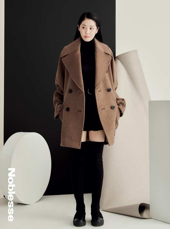 배우 고현정이 화보 촬영에서 포즈를 취하고 있다. [사진=막스마라]