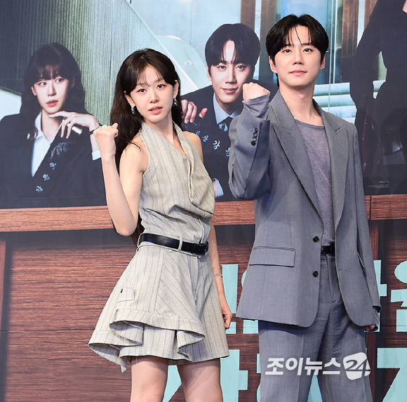 배우 이주명과 이준영이 28일 오후 서울 구로구 신도림동 더링크서울 트리뷰트 포트폴리오 호텔에서 열린 JTBC 새 토일드라마 '신입사원 강회장' 제작발표회에 참석하고 있다. [사진=정소희 기자]