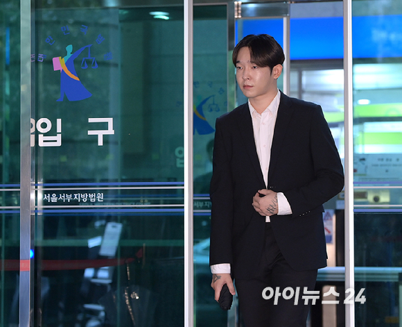 그룹 위너 출신 가수 남태현이 지난 2023년 10월 19일 서울서부지방법원에서 열린 마약류 관리에 관한 법률 위반 혐의 첫 공판기일에 출석하고 있다. [사진=정소희 기자]