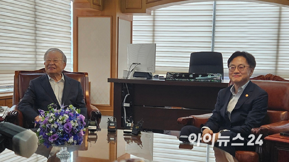 손경식 경총 회장(왼쪽)과 김정식 산업부 장관이 4일 오후 서울 마포구 경총 회관에서 만남을 갖고 있다. [사진=박지은 기자]