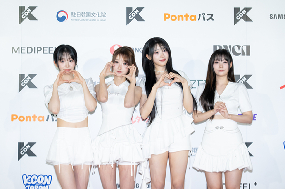 그룹 QWER이 지난 11일 일본 지바현 마쿠하리 멧세에서 개최된 '케이콘 재팬 2025(KCON JAPAN 2025)' 레드카펫 행사에서 포즈를 취하고 있다. [사진=CJ ENM]