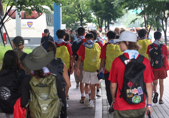  감사원이 새만금 세계스카우트잼버리 대회 파행 사태의 책임 소재를 가리기 위해 이르면 이번주 감사를 시작할 전망이다. 각국 스카우트 대원들이 잼버리 폐영식에 참가하기 위해 이동하고 있다. [사진=한국온라인사진기자협회 공동취재단]