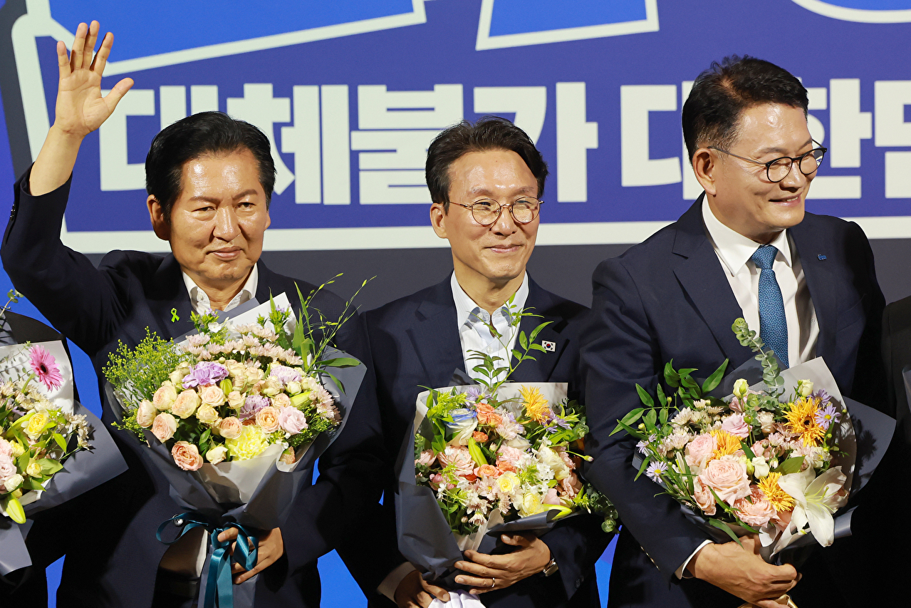 더불어민주당 당 대표 예비경선을 통과한 김민석&middot;정청래&middot;송영길 후보가 23일 국회 의원회관에서 기념 촬영하고 있다. 2026.7.23 [사진=연합뉴스]