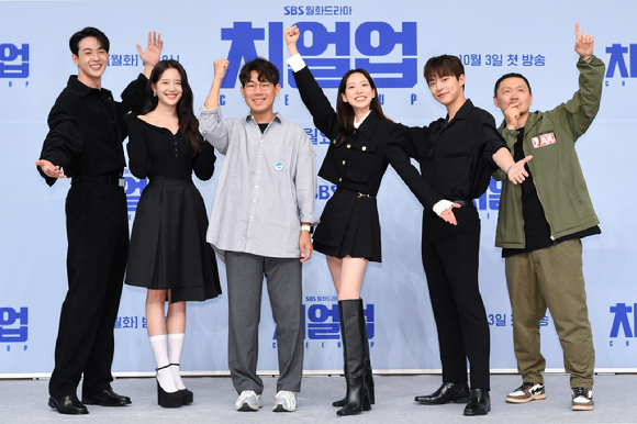 배우 한지현 배인혁 김현진이 27일 열린 SBS 새 월화드라마 '치얼업' 온라인 제작발표회에서 포즈를 취하고 있다. [사진=SBS]